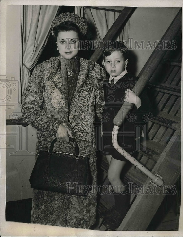 1940 Press Photo Mrs Gerard Jacob &amp; son Juan arrive in NYC on &quot;SS Magallanes&quot; - Historic Images