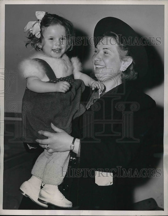 1946 Press Photo Robert Vaughn Francoise London Boat Arrival Military Wife - Historic Images