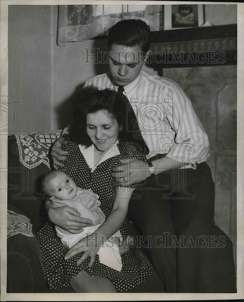 1946 Press Photo Mr.,Mrs. Robert and Caroll Ann Trezise, Plane Flight for Baby - Historic Images
