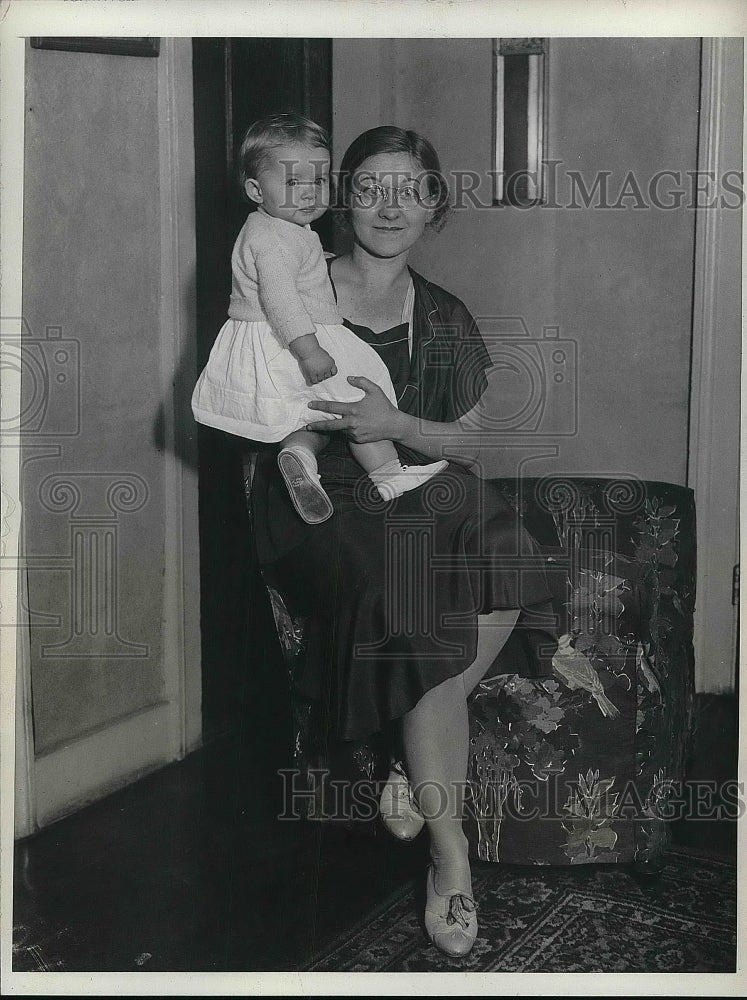 1931 Miss Anne Antinovitch &amp; daughter Audrey on New Haven, Conn. - Historic Images