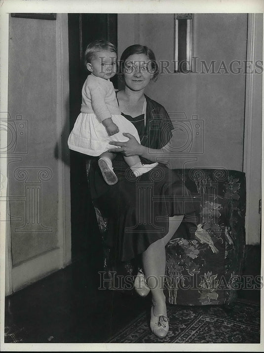1931 Miss Anne Antinovitch & daughter Audrey on New Haven, Conn. - Historic Images