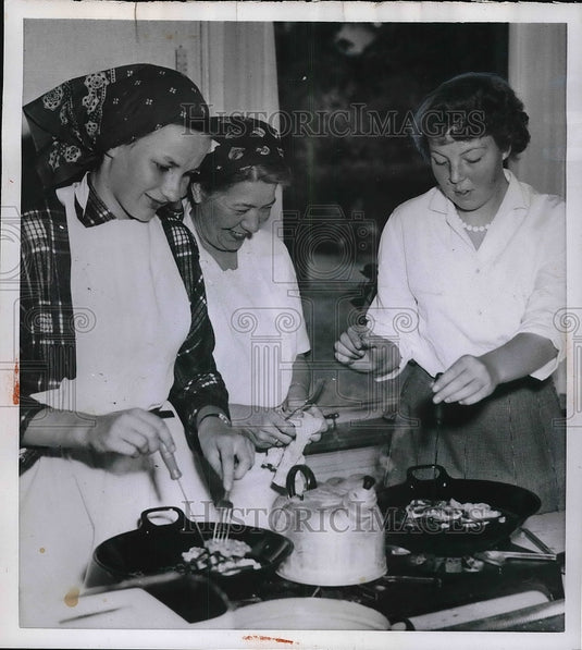 1954 Crown Princess Beatrix Netherlands Queen Juliana Royal Family - Historic Images