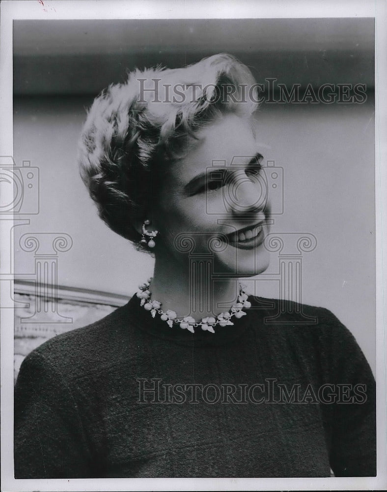 1955 Press Photo Frances Sternhagen post beauty and makeup touches - nea92075 - Historic Images