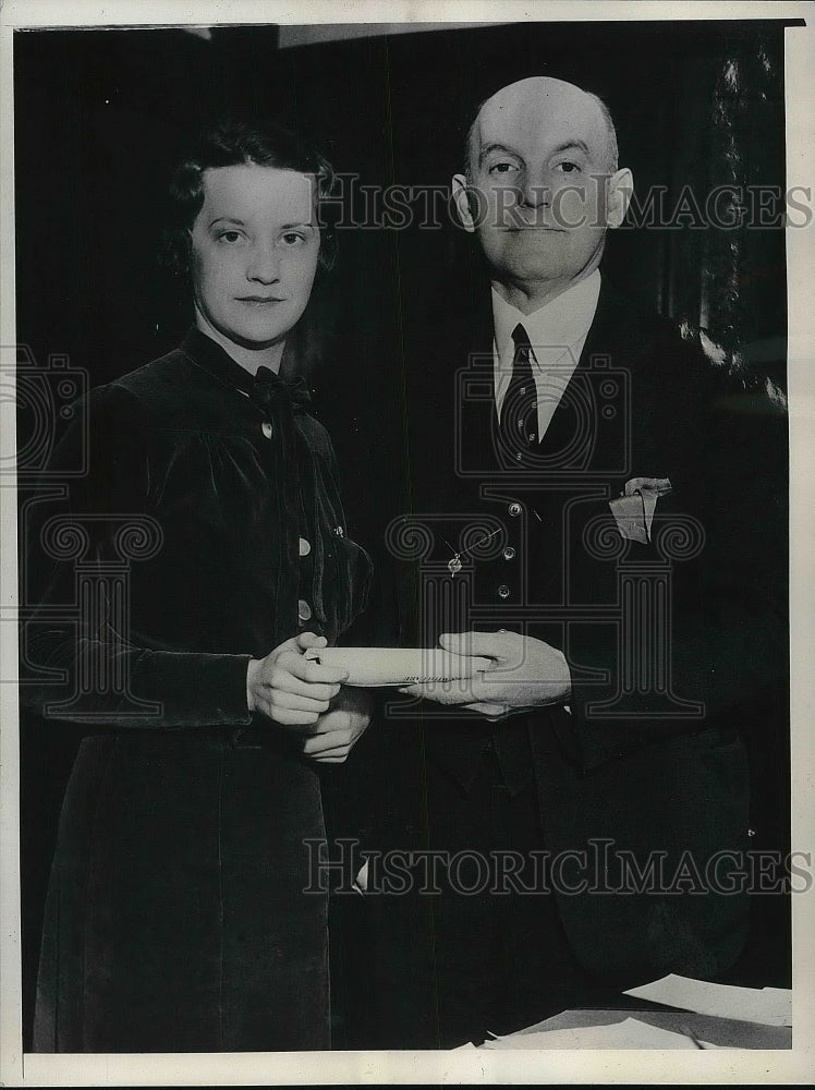 1935 USC Most Typical Business Woman Betty Bastanchory with Award - Historic Images