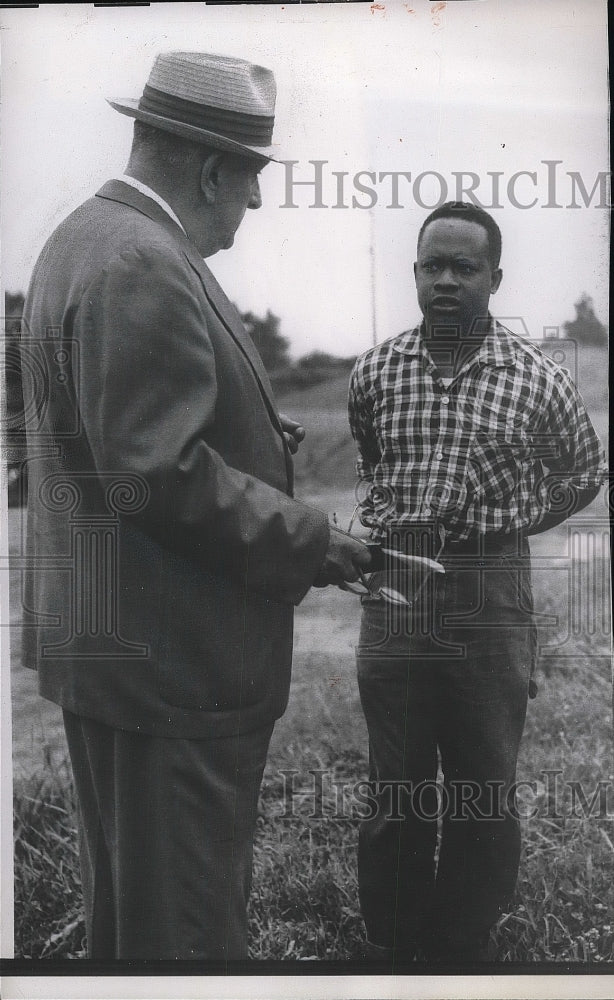 1958 Press Photo Handyman Eddie Bolton Giving Witness Testimony to Bank Robbery - Historic Images
