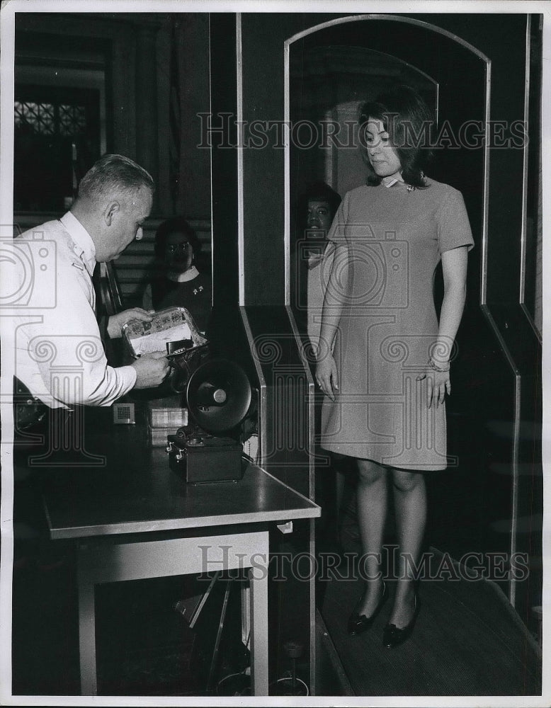 1968 Press Photo Secretary Stephanie Bednarik Going Through Security System - Historic Images