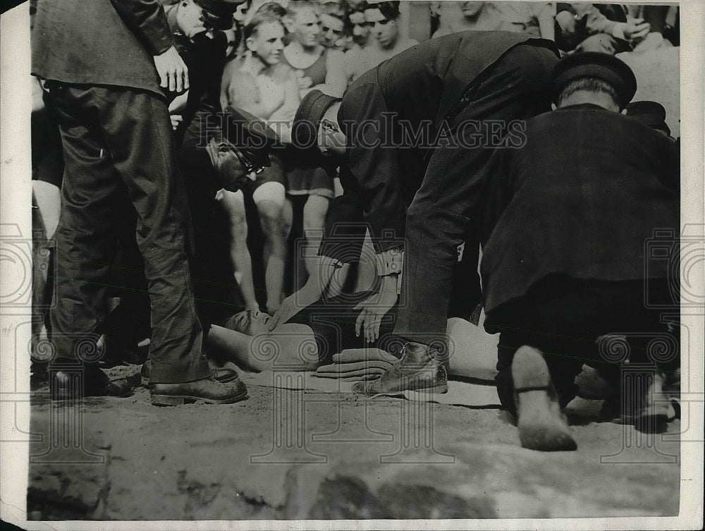 1923 Police Work To Revive Man  - Historic Images