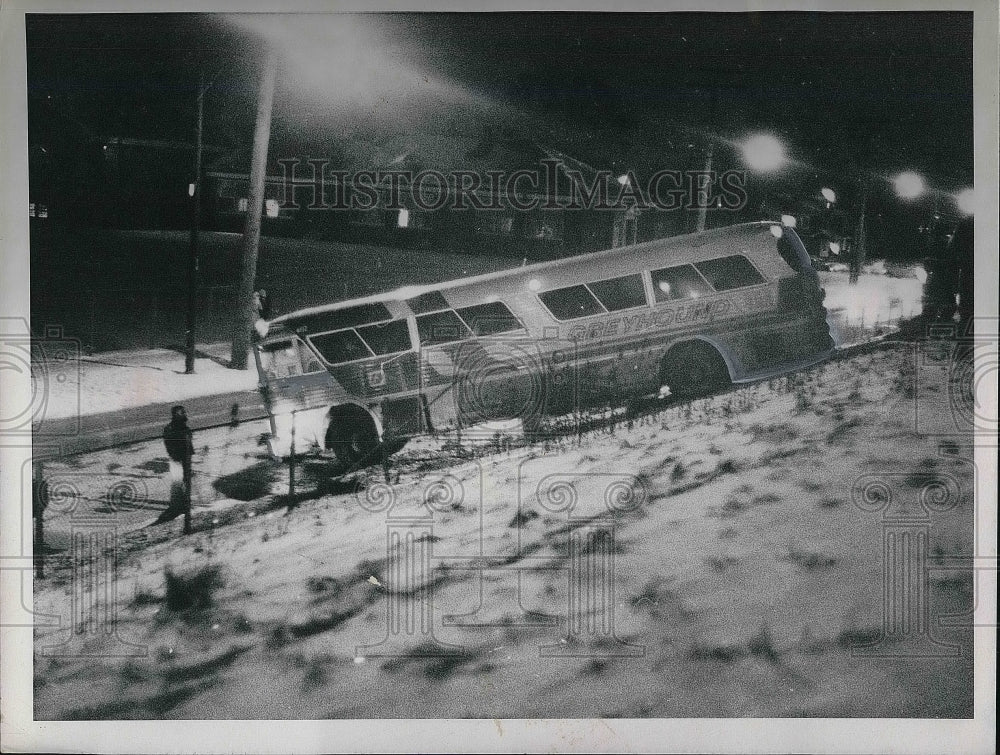 Press Photo Marginal Babit Road Euclid Illinois Bus Goes Off Accident - Historic Images