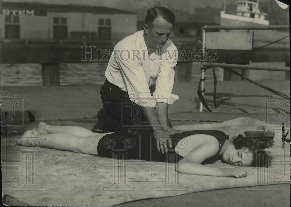1922 Press Photo demonstration of how to save a drowning victim - nea92357 - Historic Images
