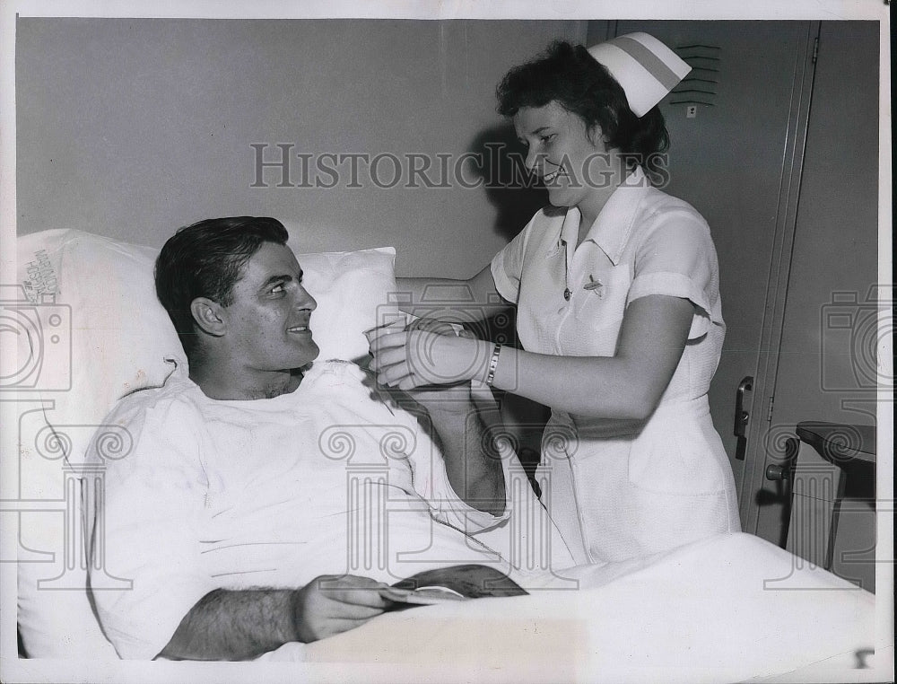 1958 Press Photo Nurse June Snelling &amp; Bill Quinlin at Marymount Hospital - Historic Images