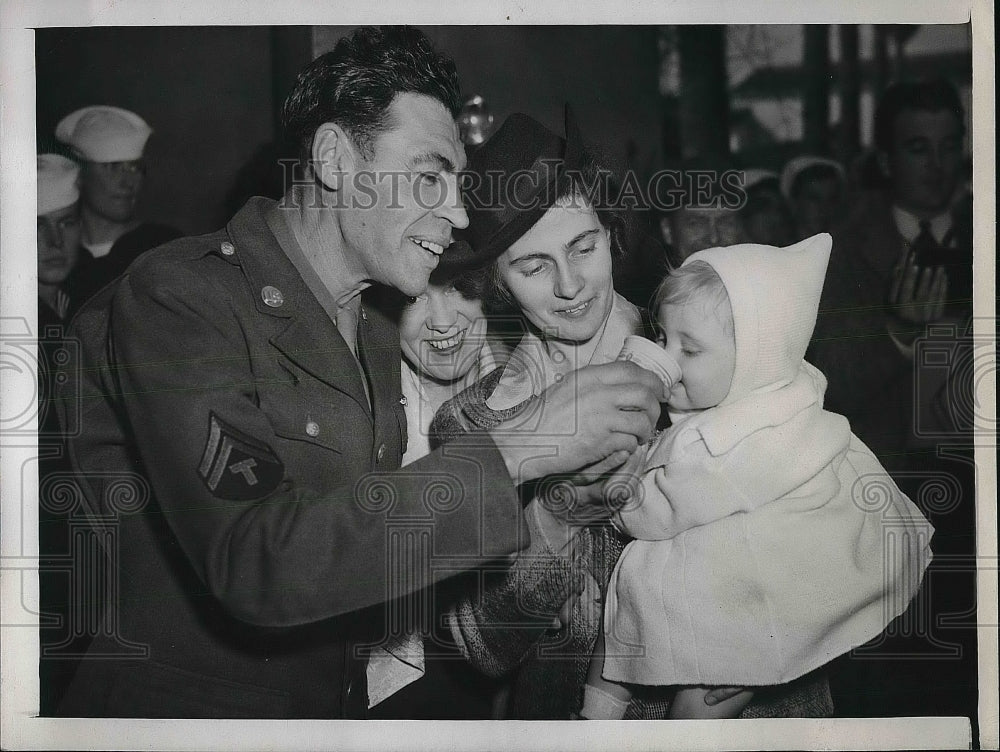 1946 Sgt. Fred Cole with his English war bride Jean, baby Frieda - Historic Images