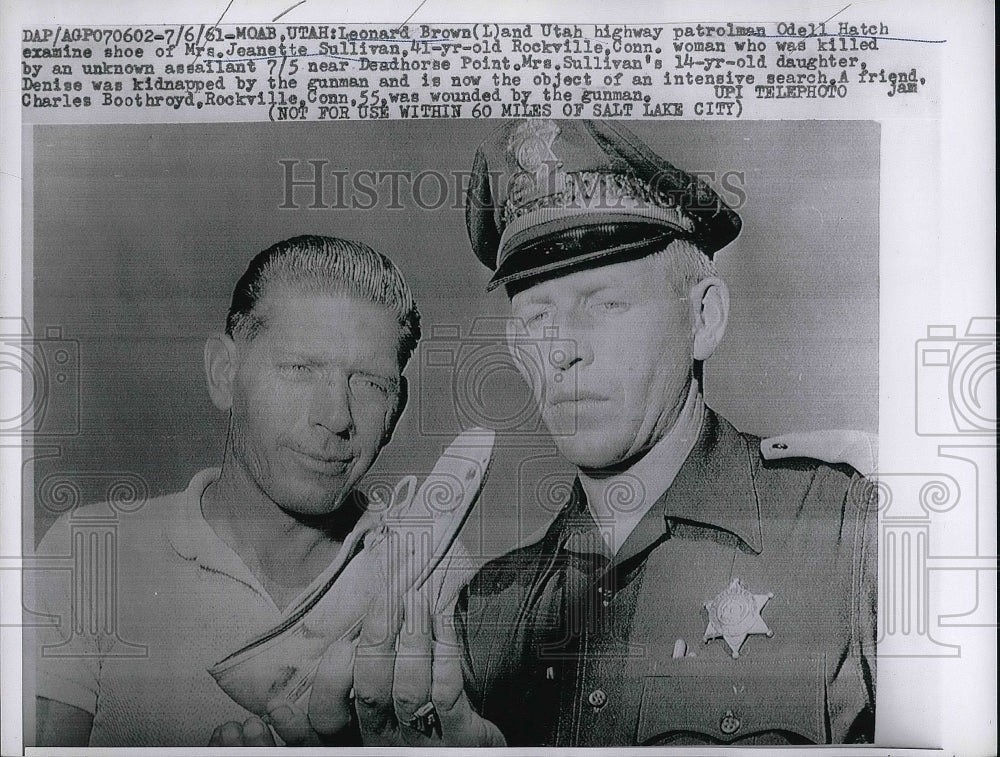 1961 Leonard Brown & Odell Hatch Examine Show of Slain Woman - Historic Images