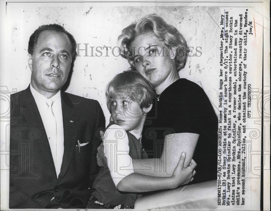 1961 Press Photo Monee Botkin Hugs Stepmother In Court During Custody Battle - Historic Images