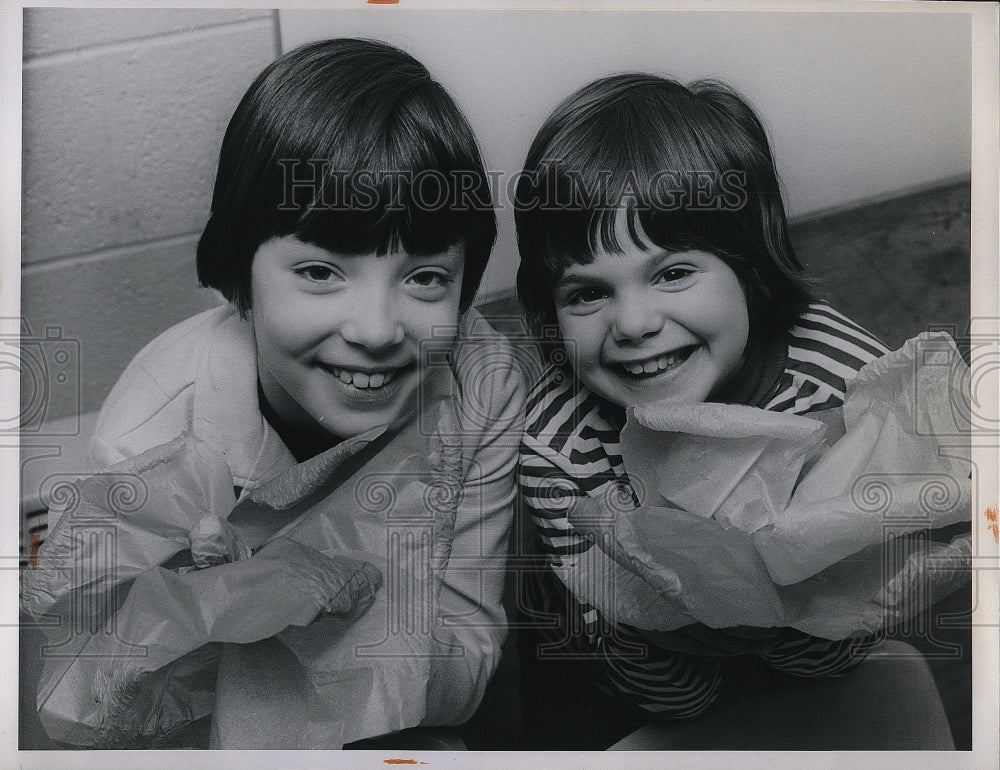 1967 Cindy Botnick & Karen Valin at Chanukah Workshop  - Historic Images