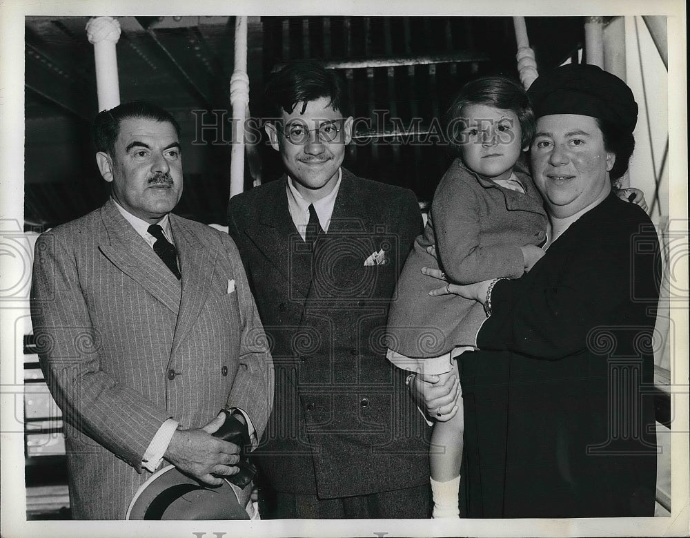 1941 Viscount A. Du Parc w/ his wife &amp; 2 children Claude &amp; Joseph - Historic Images