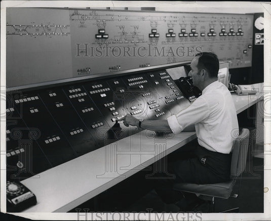 1968 Press Photo Lead Dispatcher William Cartwright NJ Center Tower - Historic Images