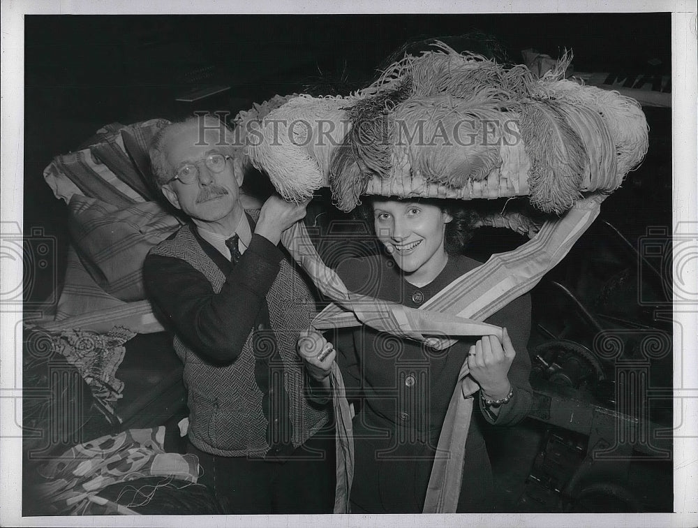 1943 Press Photo Dorothy Whitnry with Large Hat - nea92536-Historic Images