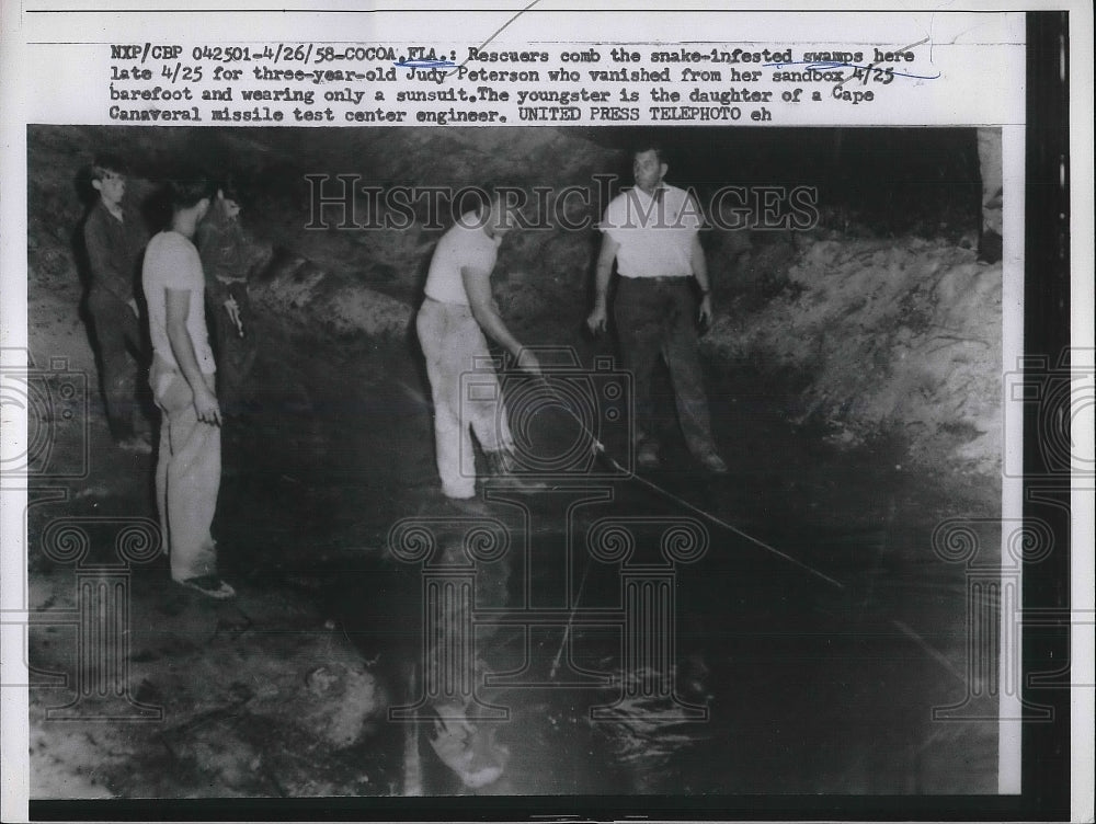 1958 Press Photo Rescuers Look in Swamp Are for 3 Year Old - nea92541 - Historic Images