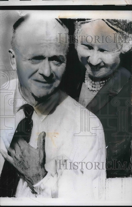 1961 Ben Neal Bety & wife Emma are the first Americans to leave the - Historic Images