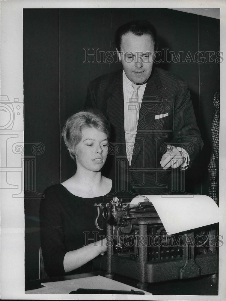 1961 Press Photo Orchestra Conductor John Pritchard w/ typist Barbara Bell - Historic Images