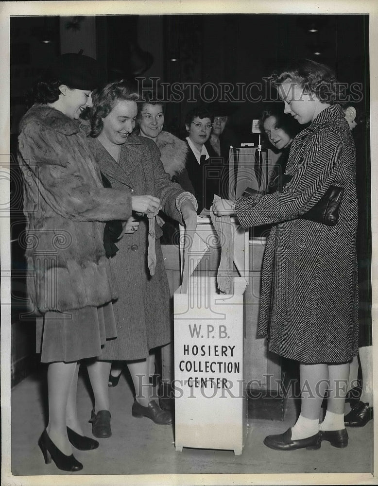 1942 Press Photo Women shopping at Saks 34th Department store dropping their - Historic Images