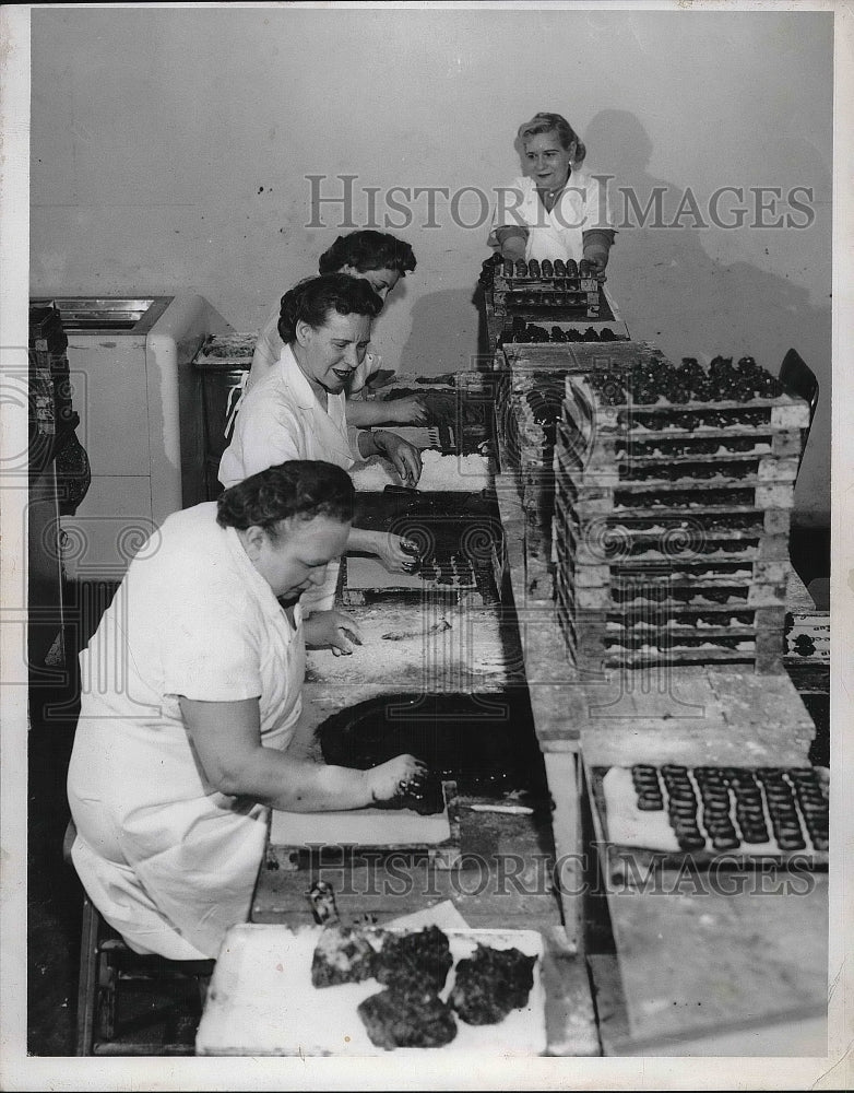 1959 M Gallagher,A Crawford,S Laffy,M Sikora, making chocolates - Historic Images
