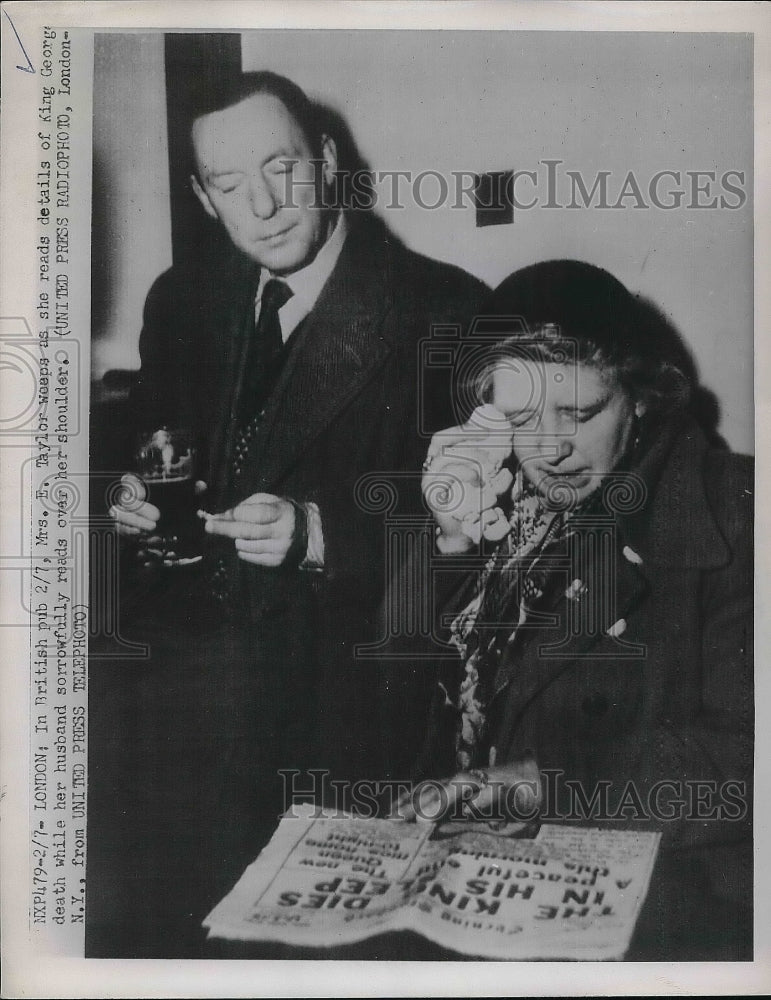 1952 Mr &amp; Mrs E Taylor reads of King George&#39;s death  - Historic Images