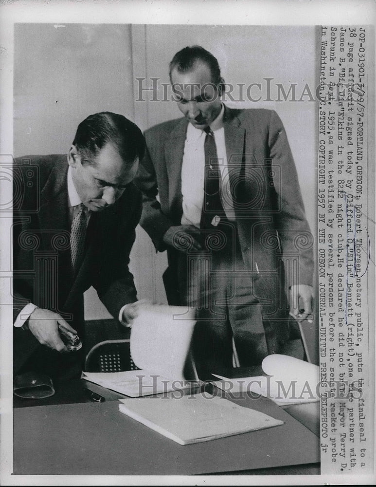 1957 Portland, Ore. Rbt Thorsen & Clifford "Slim" Bennett at court - Historic Images
