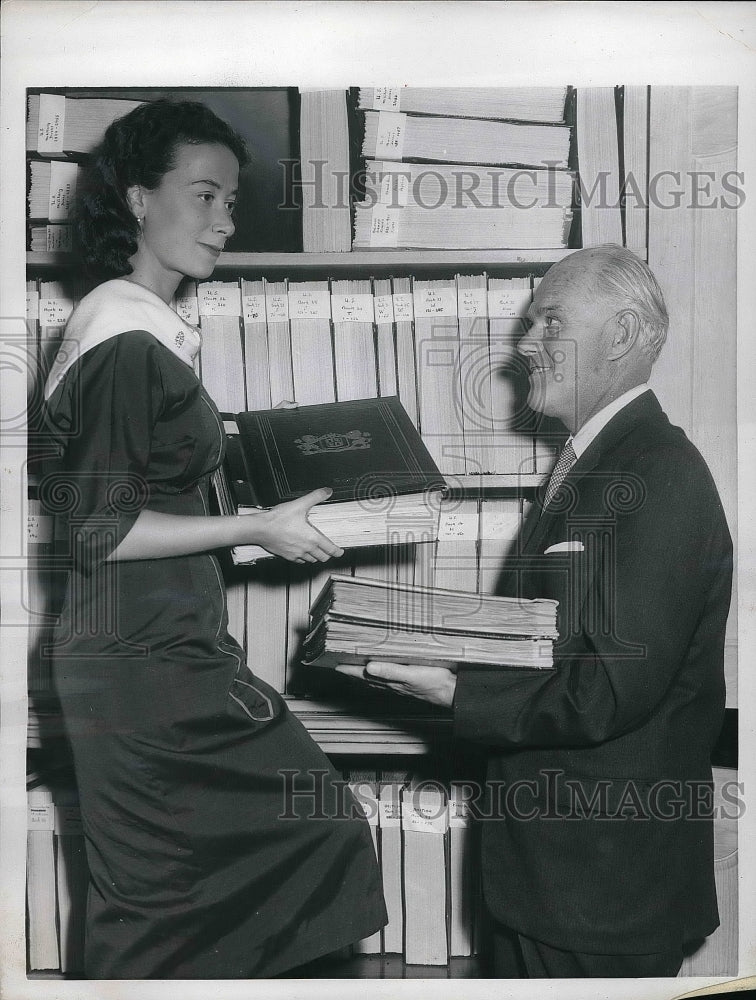 1956 NY stockbroker John Taeni &amp; wife &amp; his autograph collection - Historic Images