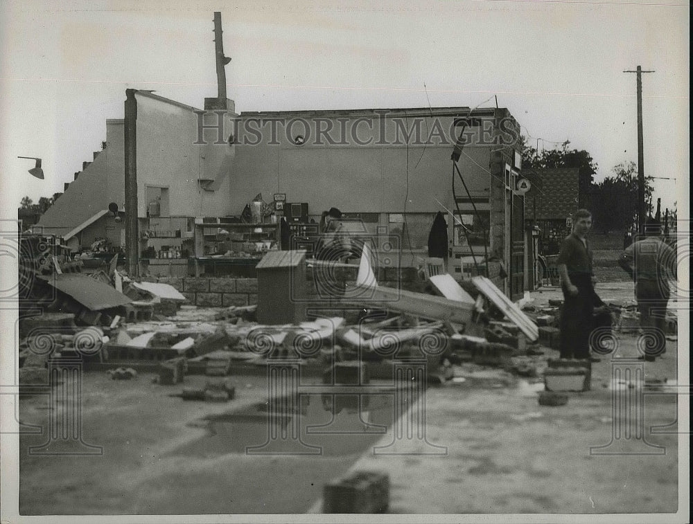 1934 Press Photo Wreckage from tornado in Flint, Michigan area - nea92705 - Historic Images