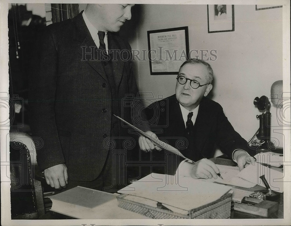 1935 Press Photo Dept. of Justice Special Agent Thomas Tracy &amp; US Commissioner - Historic Images