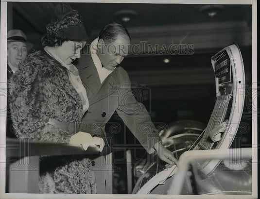 1937 Press Photo Test pilot DW Tomlinson & Mrs DA Luscombe in a lab - Historic Images