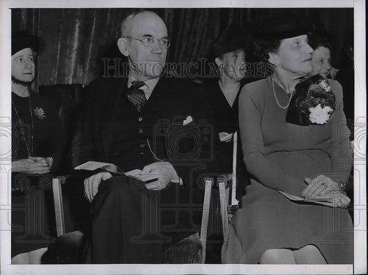 1943 Dr Griffith Taylor, Senator Cairine Wilson of Canada - Historic Images