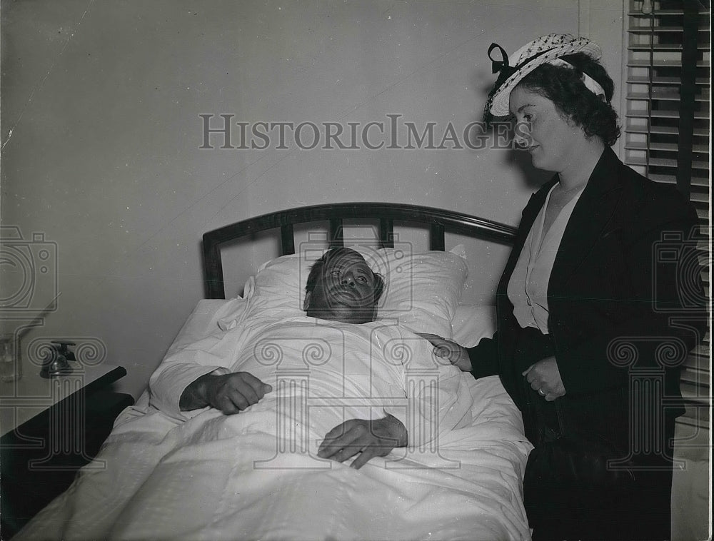 1942 Press Photo Abraham Labeand and Sister Minerva Baeza - Historic Images