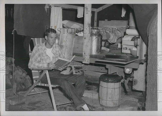 1950 Press Photo Orville Pete Reiser Of Athens, Ohio, Shown In His Shack - Historic Images