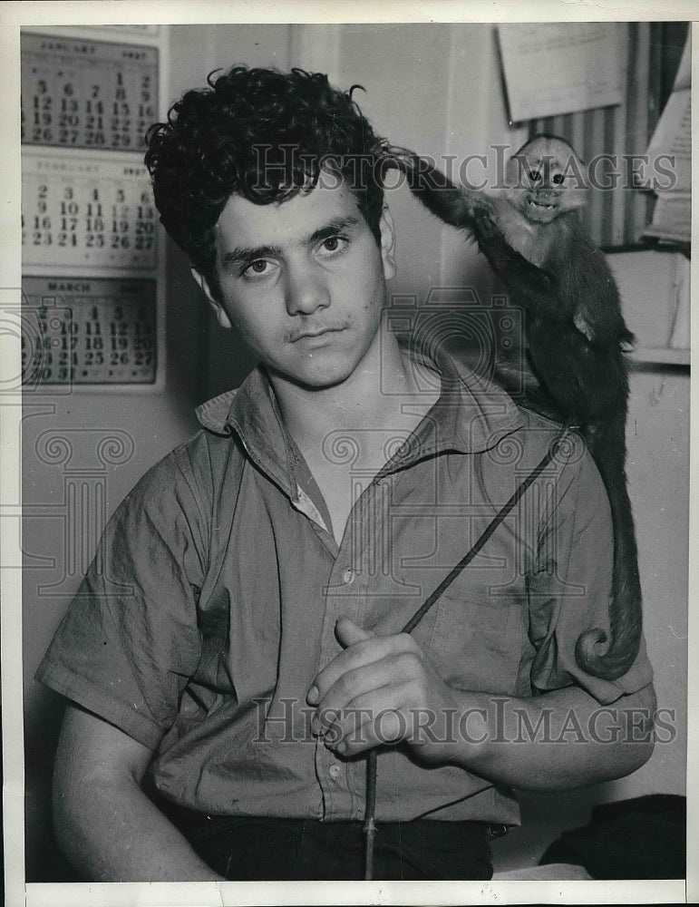 1937 Press Photo Trainer Antonio Rainone with Monkey Jumbo Who Shoplifted - Historic Images