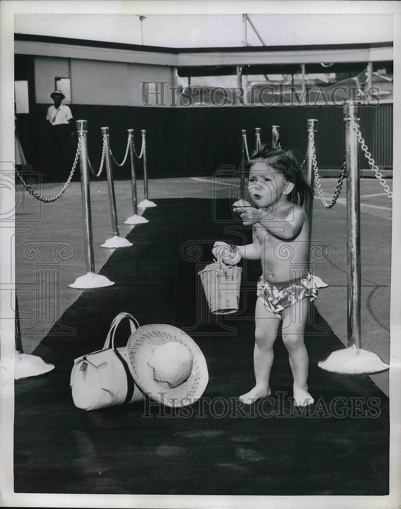 1954 Hina Robinson, age 2 to board American Airlines  - Historic Images