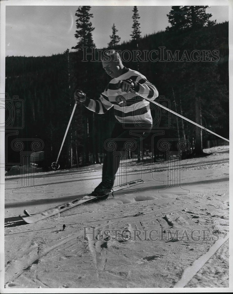 1966 Press Photo Don Leonard demonstrates skiing technique - Historic Images