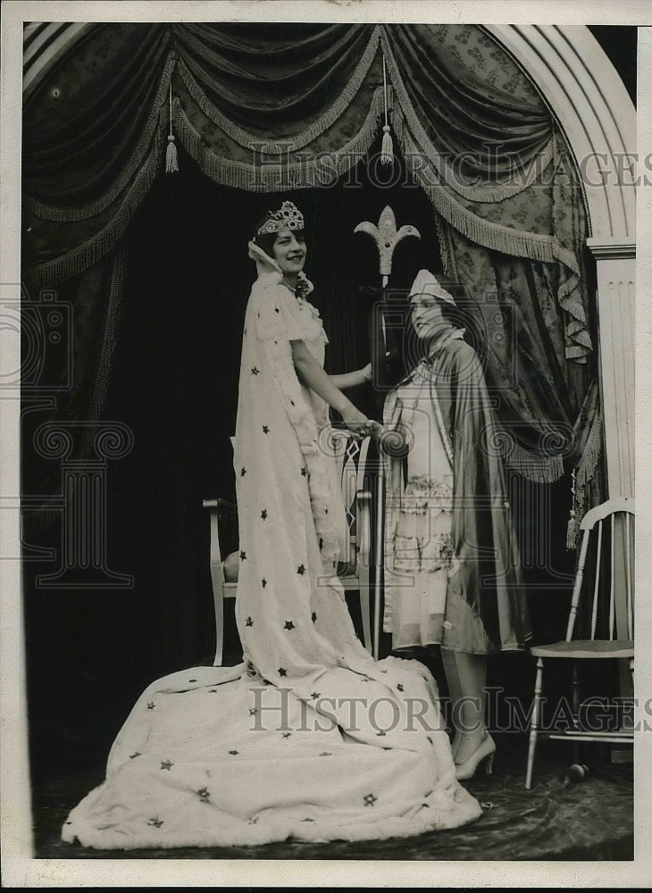 1930 Press Photo Verna Long Congratulates Edyth Keil Queen Oceanic 22 Parade - Historic Images