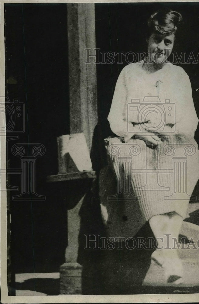 1932 Press Photo Maude Shale, Wife of Samuel on House Porch - nea93016 - Historic Images