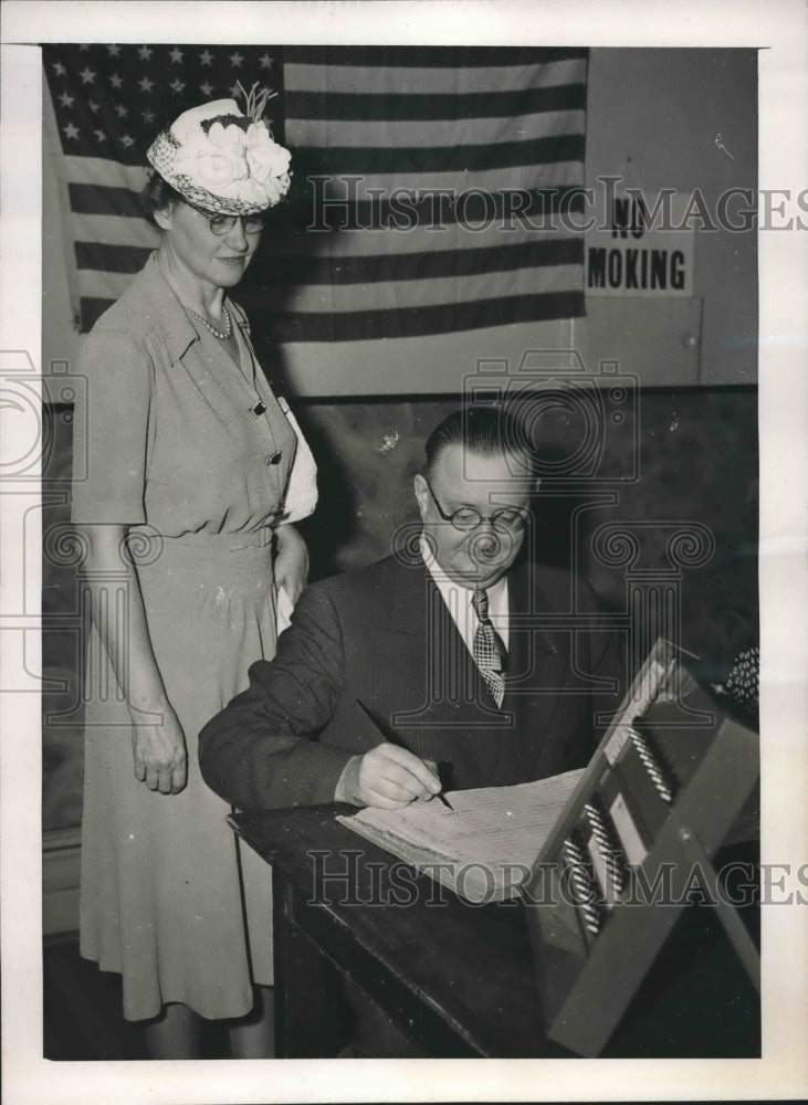 1941 Press Photo George Hasting Republican Candidate Congress Votes In New York - Historic Images