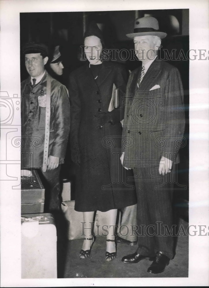 1938 Lamar Hardy, U.S. DA and Daughter, Micheline in Paris - Historic Images