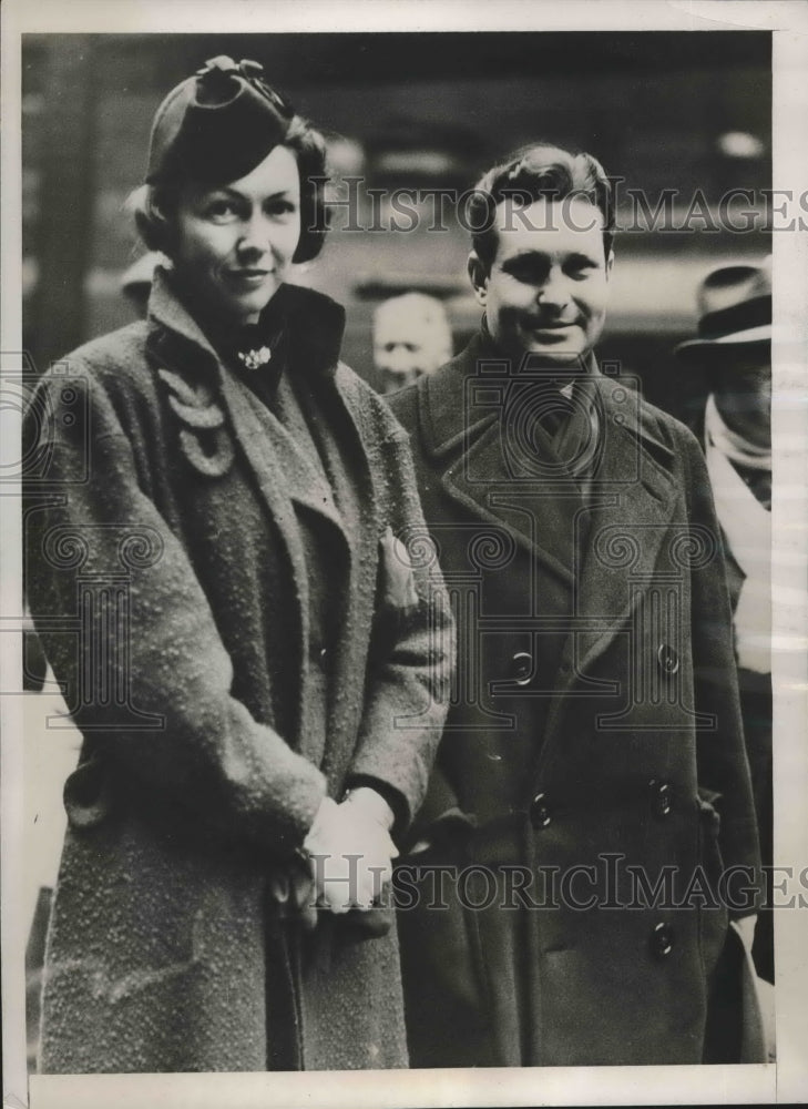 1938 Press Photo Joseph W. Harper and his bride on Honeymoon - nea93119 - Historic Images