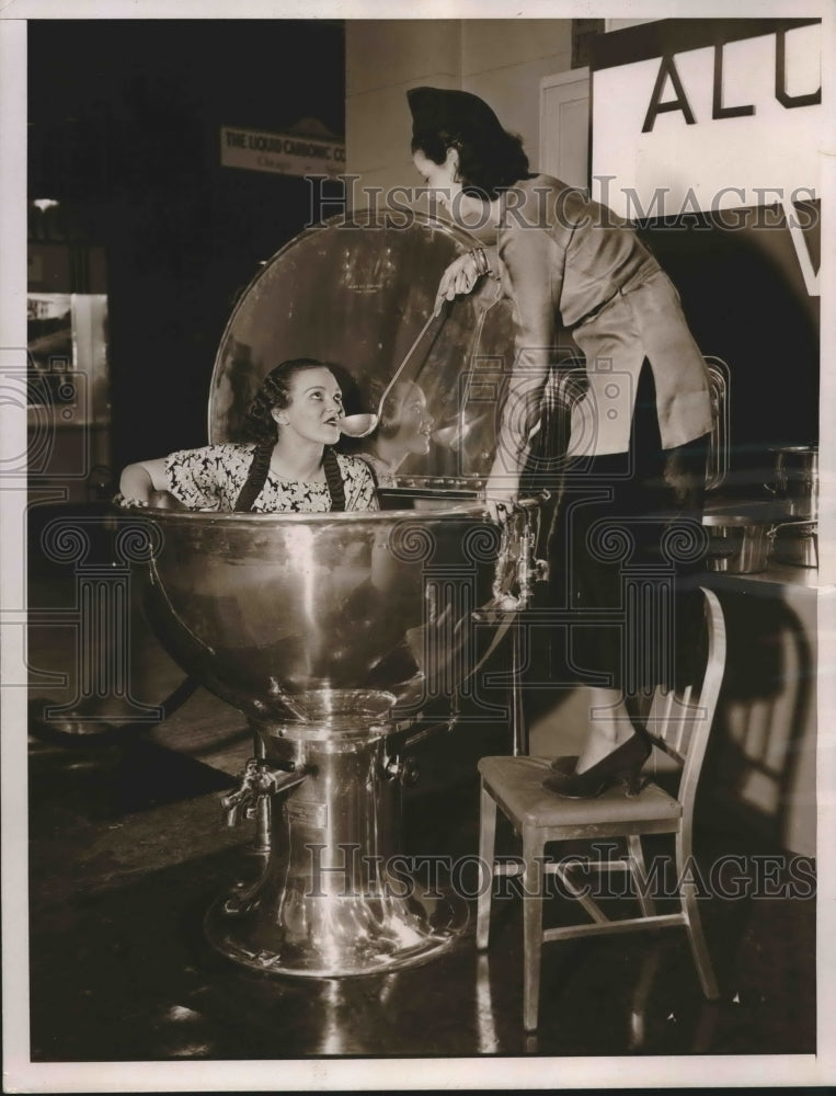 1935 Press Photo Colette Nicks Stock Kelle Delores Ward holds spoon - Historic Images