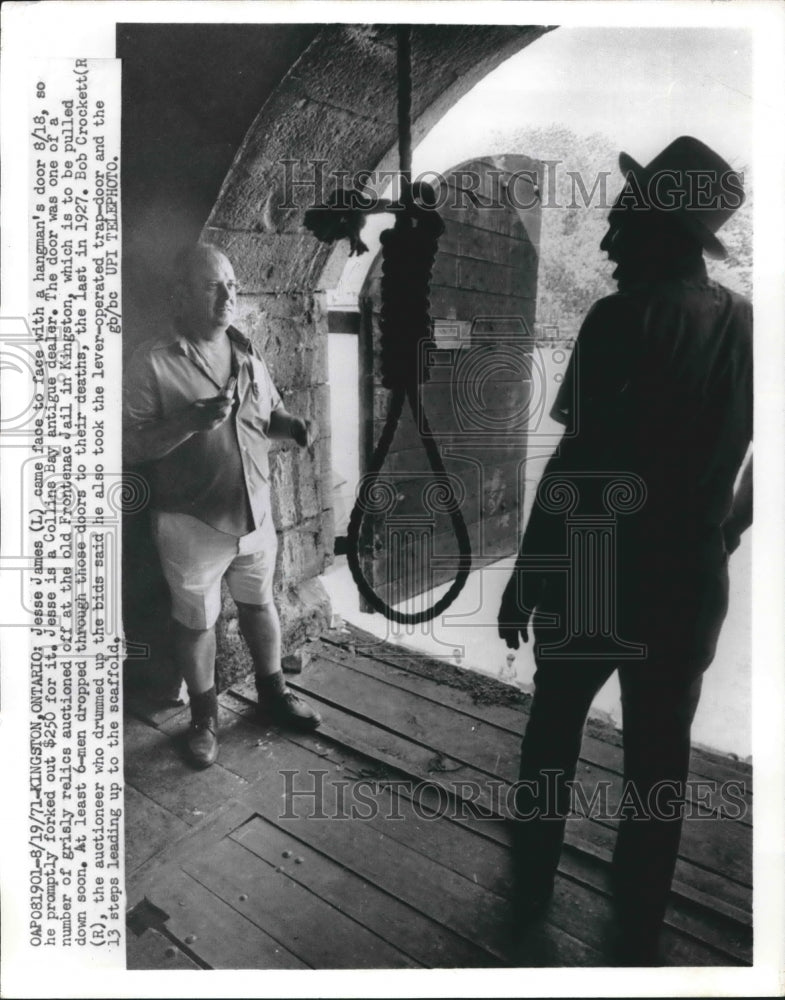 1971 Press Photo Auctioneer Bob Crockett, Jesse James, Antiques, Frontenac Jail - Historic Images