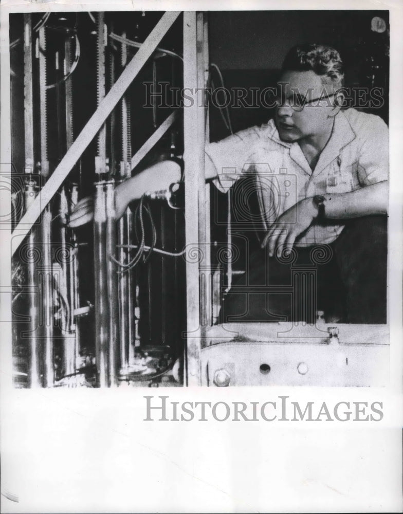 1959 Engineer Los Amamos pointed Laboratory Reactor electric power. - Historic Images