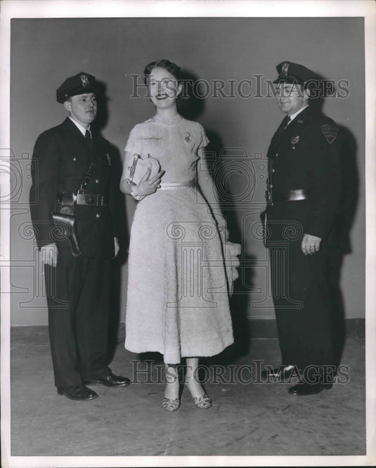1952 Press Photo Mary Joe Connolly Shows Off Half Million In Pearls - nea93258 - Historic Images