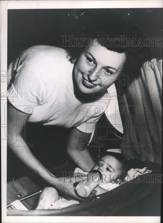 1949 Press Photo Mrs. Frank Coelho & Daughter En Route To England For Vacation - Historic Images