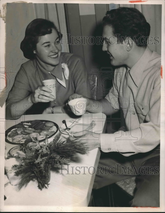 1941 Press Photo Blood Donors Nada Sherly and Carman Fatica. - Historic Images