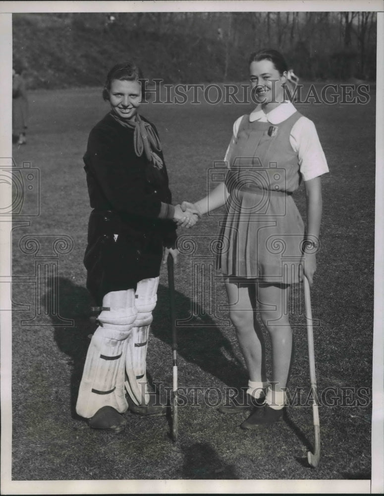 1934 Press Photo Enva Michael and Elizabeth Kent of te Bryn Mawr Hockey team.-Historic Images